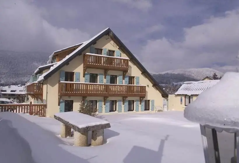 Hotelli Hôtel Restaurant Les Tilleuls