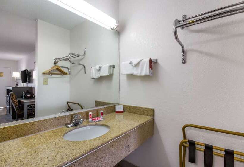 فندق Econo Lodge Little Creek