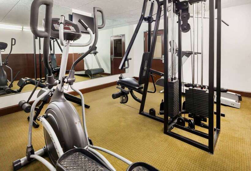 هتل Howard Johnson By Wyndham Arlington Ballpark / Six Flags