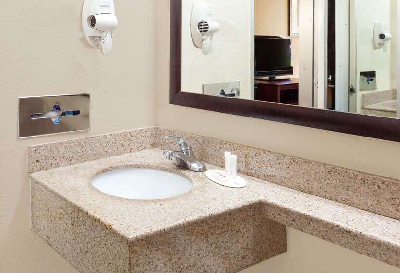 هتل Howard Johnson By Wyndham Arlington Ballpark / Six Flags