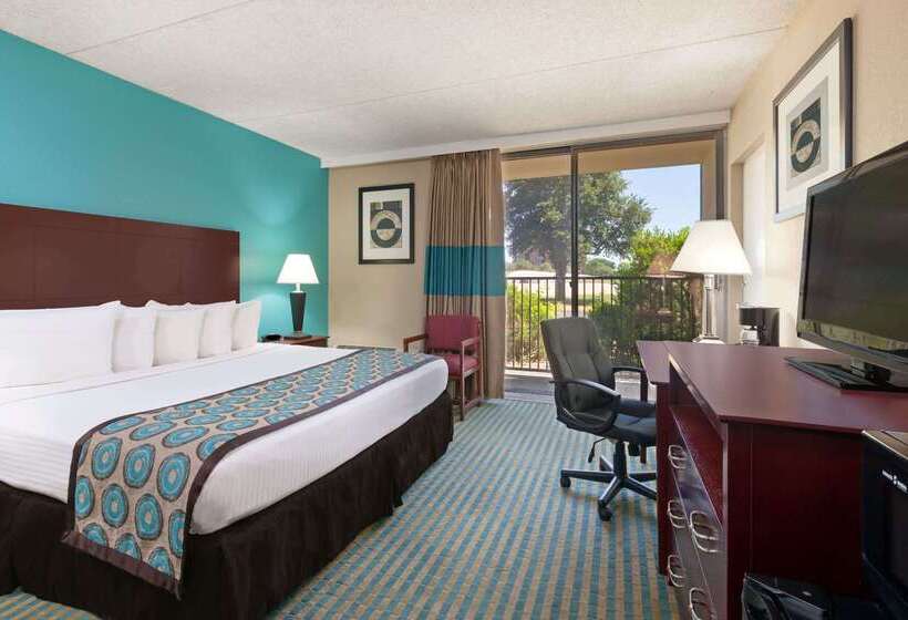 هتل Howard Johnson By Wyndham Arlington Ballpark / Six Flags
