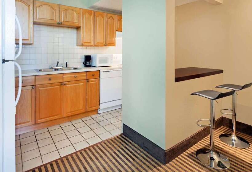 هتل Howard Johnson By Wyndham Arlington Ballpark / Six Flags