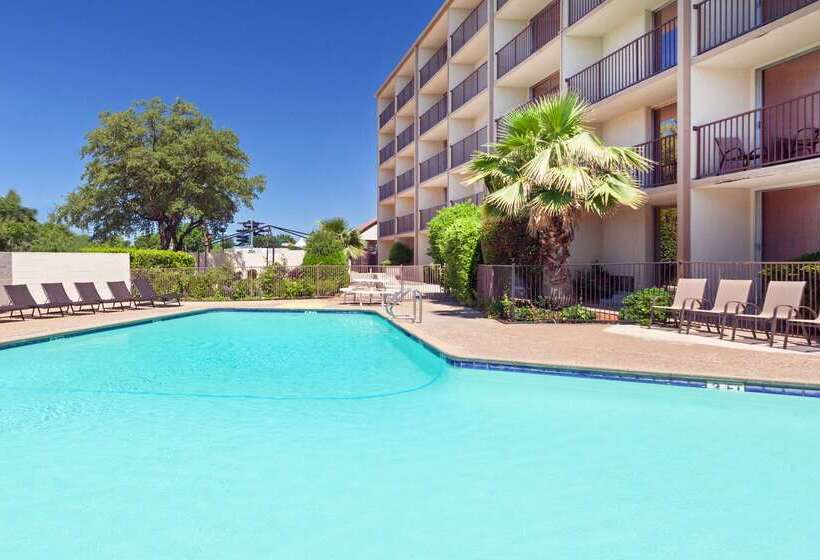 هتل Howard Johnson By Wyndham Arlington Ballpark / Six Flags