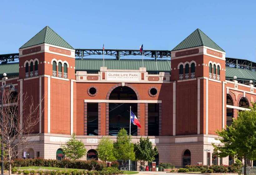 هتل Howard Johnson By Wyndham Arlington Ballpark / Six Flags