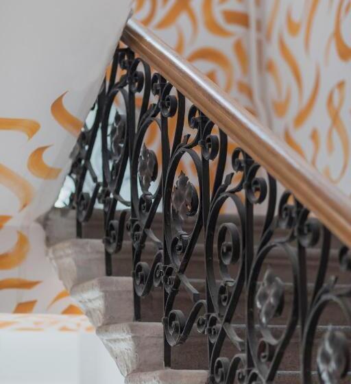 Globe Runner Hotel & Hostel