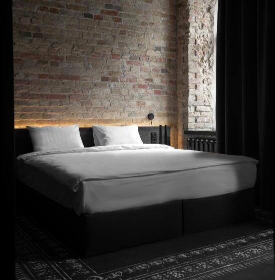 Globe Runner Hotel & Hostel