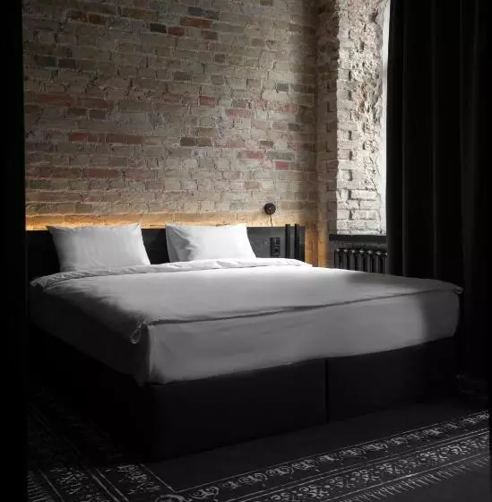 Globe Runner Hotel & Hostel