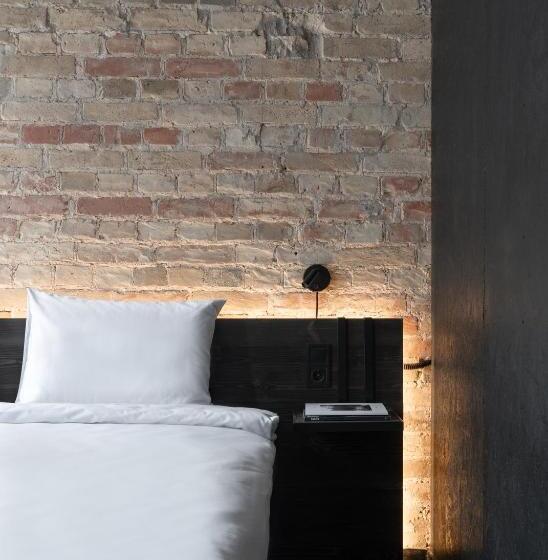 Globe Runner Hotel & Hostel