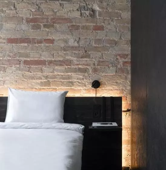 Globe Runner Hotel & Hostel