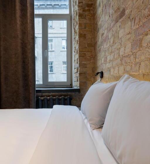 Globe Runner Hotel & Hostel