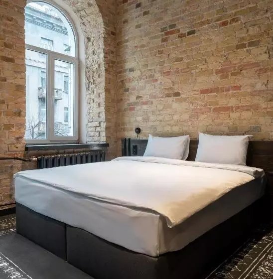 Globe Runner Hotel & Hostel