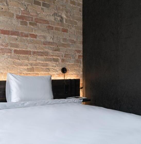 Globe Runner Hotel & Hostel