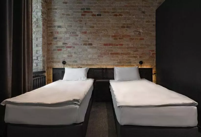Globe Runner Hotel & Hostel