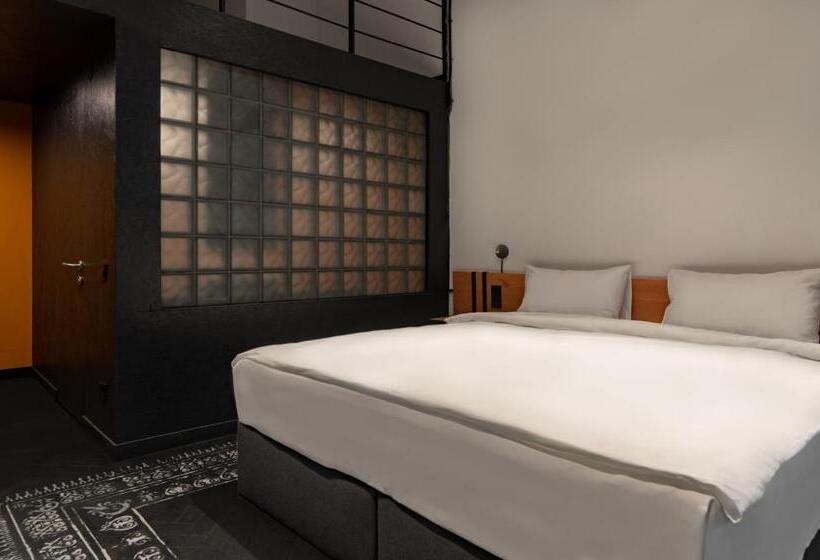 Globe Runner Hotel & Hostel