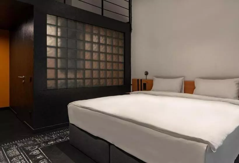 Globe Runner Hotel & Hostel