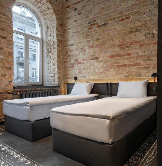 Globe Runner Hotel & Hostel