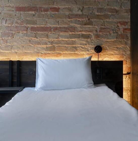 Globe Runner Hotel & Hostel