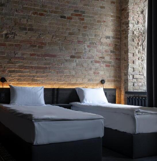 Globe Runner Hotel & Hostel