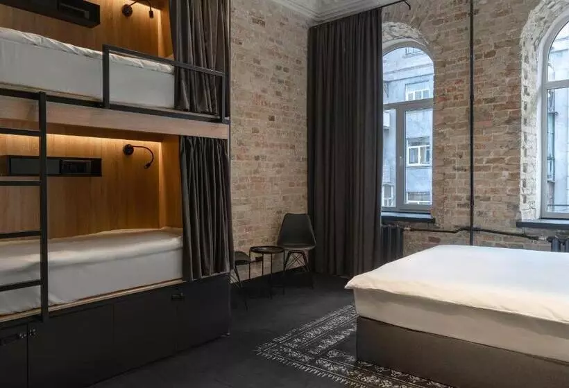 Globe Runner Hotel & Hostel