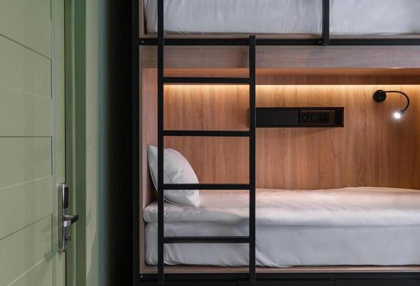 Globe Runner Hotel & Hostel