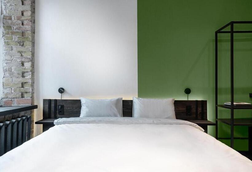 Globe Runner Hotel & Hostel