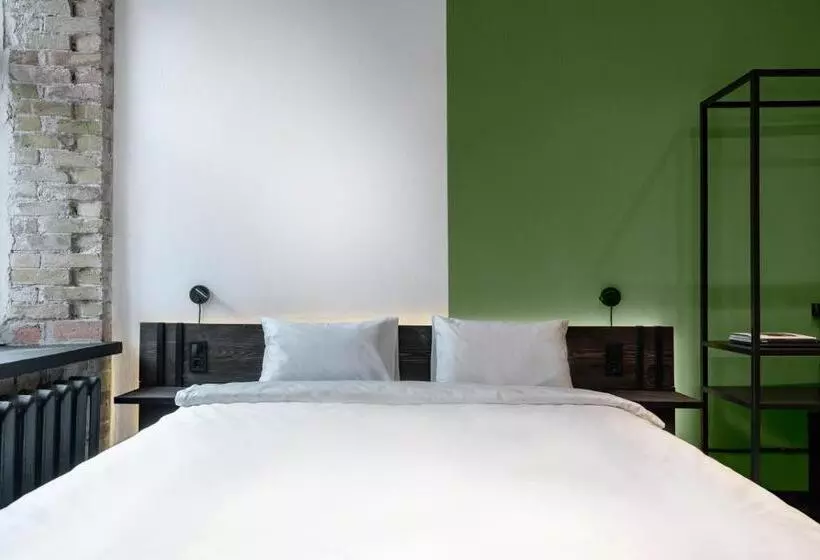 Globe Runner Hotel & Hostel