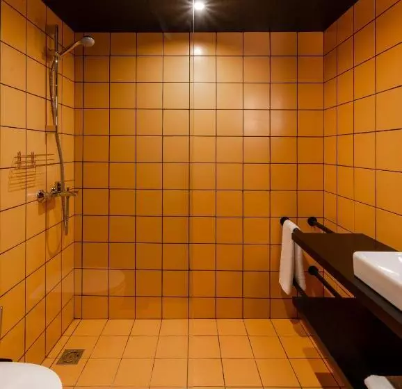Globe Runner Hotel & Hostel