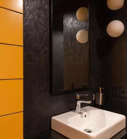 Globe Runner Hotel & Hostel