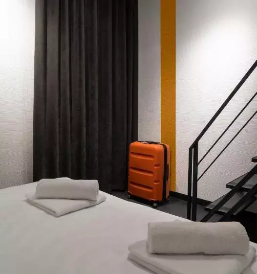Globe Runner Hotel & Hostel