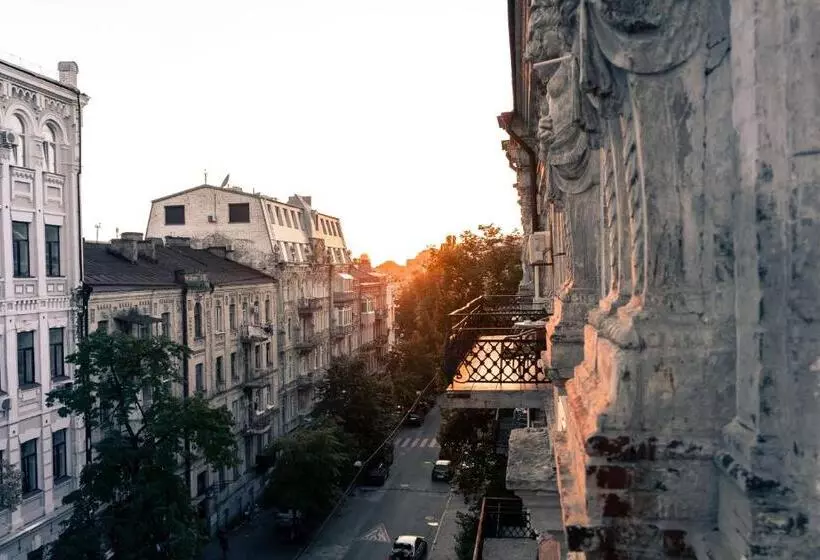 Globe Runner Hotel & Hostel
