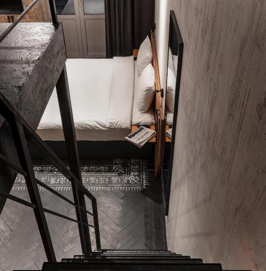 Globe Runner Hotel & Hostel