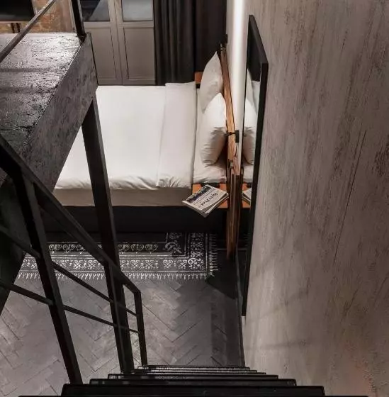 Globe Runner Hotel & Hostel