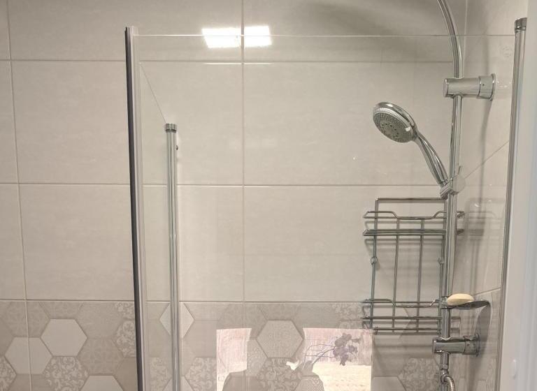 پانسیون Room To The East