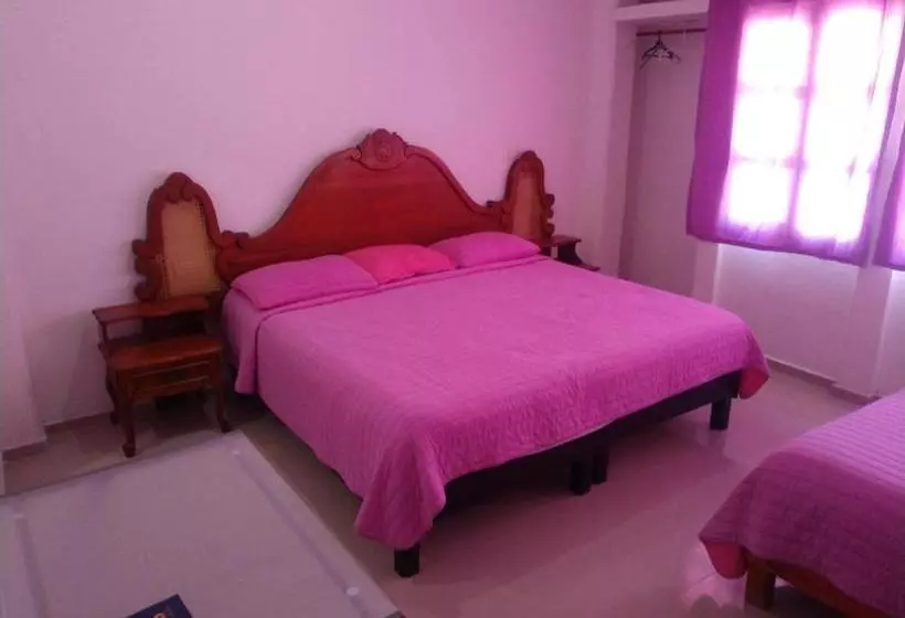 Hotelli Atenas Inn