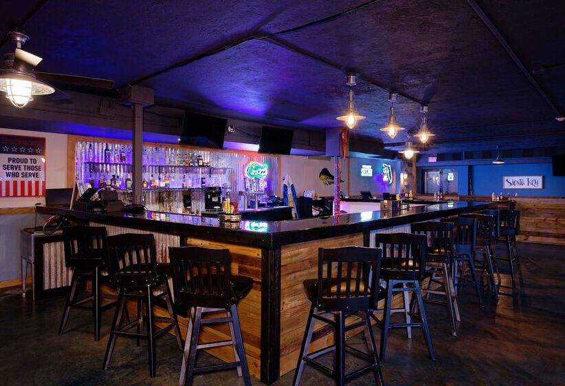 בית מלון כפרי Ramada By Wyndham Sarasota Waterfront