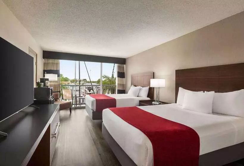 فندق Ramada By Wyndham Sarasota Waterfront