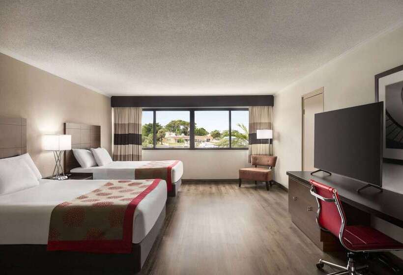 בית מלון כפרי Ramada By Wyndham Sarasota Waterfront