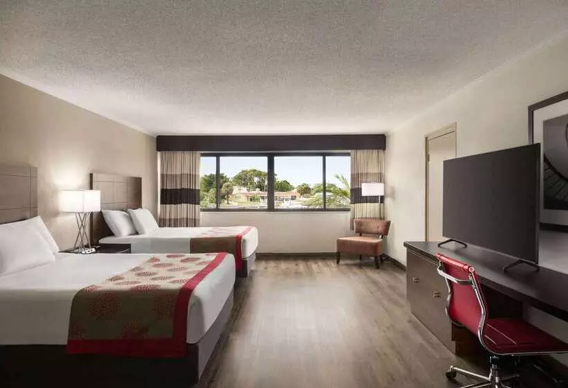 فندق Ramada By Wyndham Sarasota Waterfront
