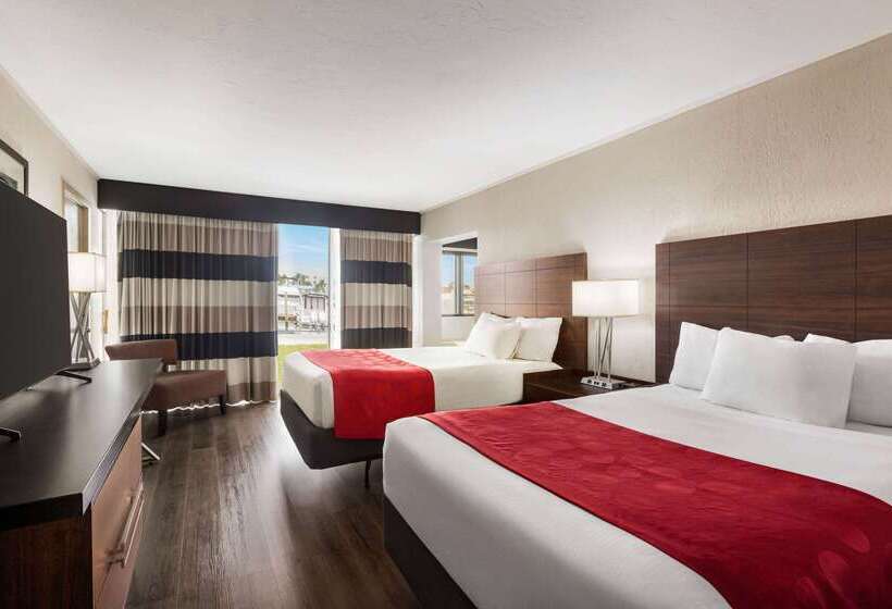 בית מלון כפרי Ramada By Wyndham Sarasota Waterfront