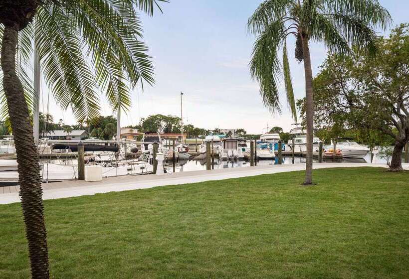 בית מלון כפרי Ramada By Wyndham Sarasota Waterfront