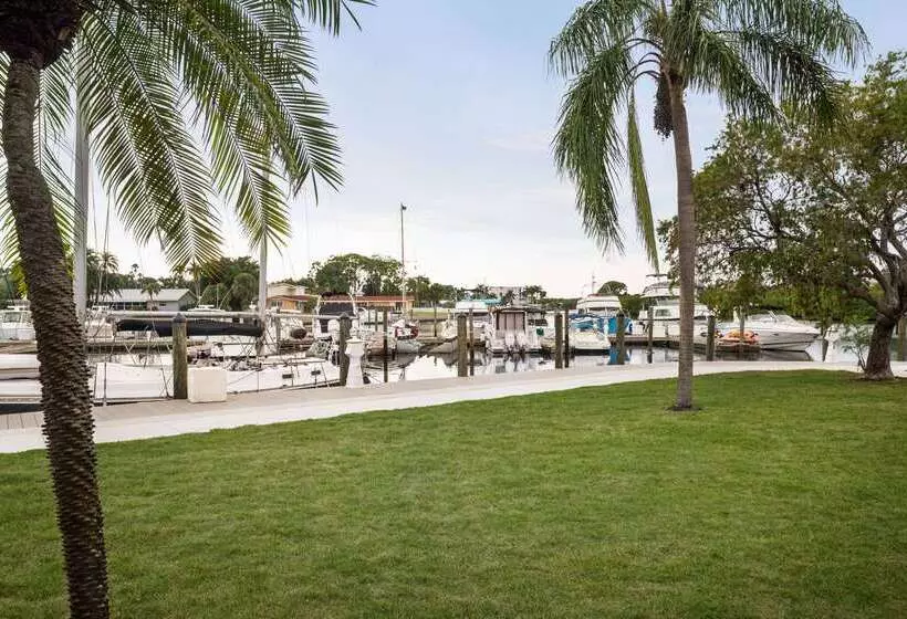 فندق Ramada By Wyndham Sarasota Waterfront