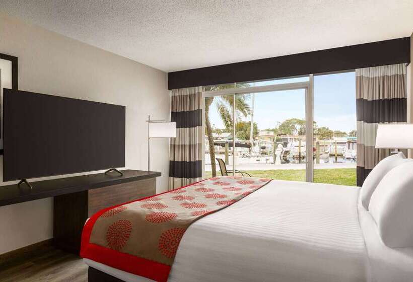 בית מלון כפרי Ramada By Wyndham Sarasota Waterfront