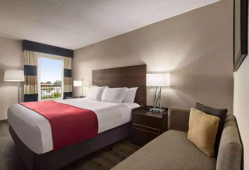 فندق Ramada By Wyndham Sarasota Waterfront