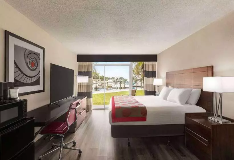 فندق Ramada By Wyndham Sarasota Waterfront