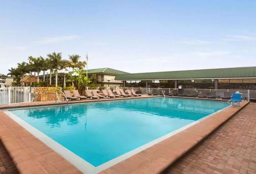 فندق Ramada By Wyndham Sarasota Waterfront