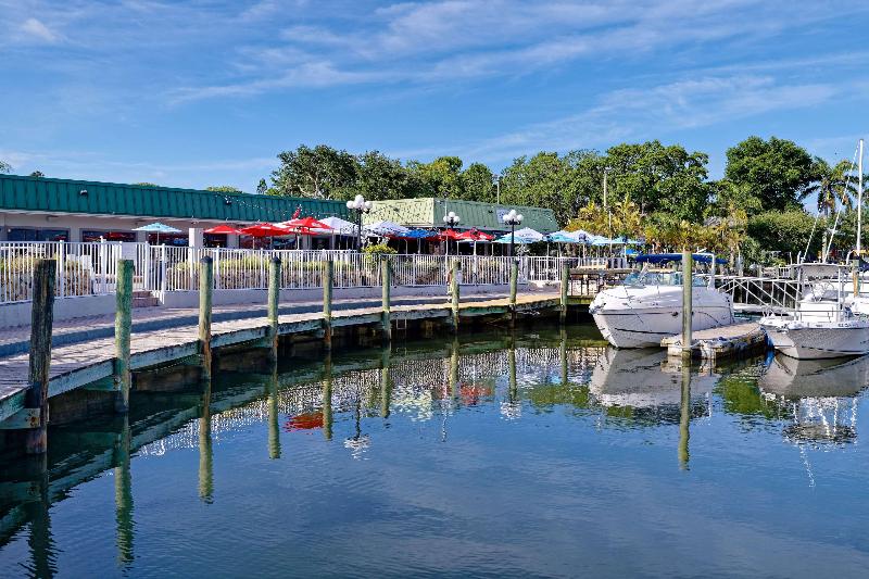 בית מלון כפרי Ramada By Wyndham Sarasota Waterfront