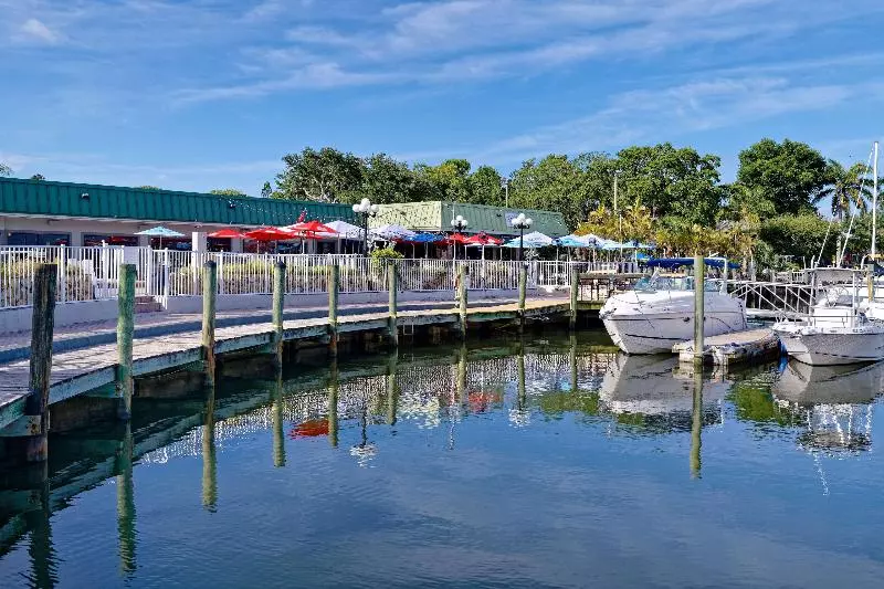 فندق Ramada By Wyndham Sarasota Waterfront