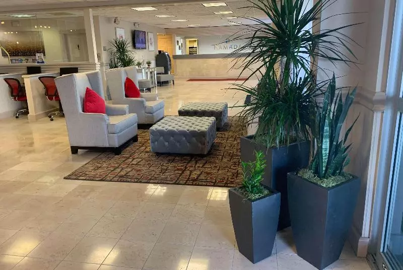 فندق Ramada By Wyndham Sarasota Waterfront