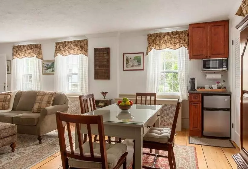 فندق Seven South Street Inn B & B