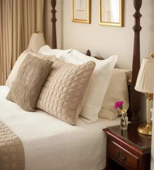 فندق Seven South Street Inn B & B